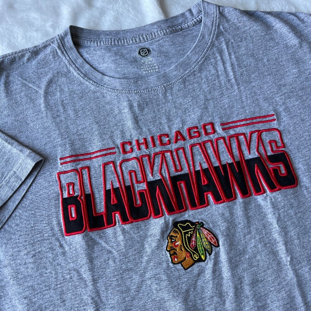 NHL CHICAGO BLACKHAWKS Embroidered  Gray T-SHIRT Size XL New w/o Tags